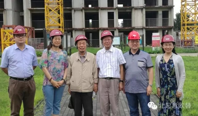 北京市住宅產業化專家委員會技術專家楊嗣信、金鴻祥到順義馬坡住宅聯盟示范基地空中造樓機試驗現場參觀指導，並進行座談